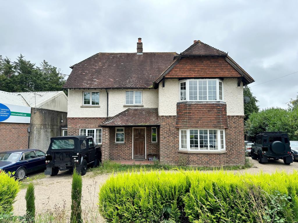 Lot: 136 - DETACHED HOUSE WITH GARAGE AND GARDENS IN NEED OF UPDATING - View of front of house from road